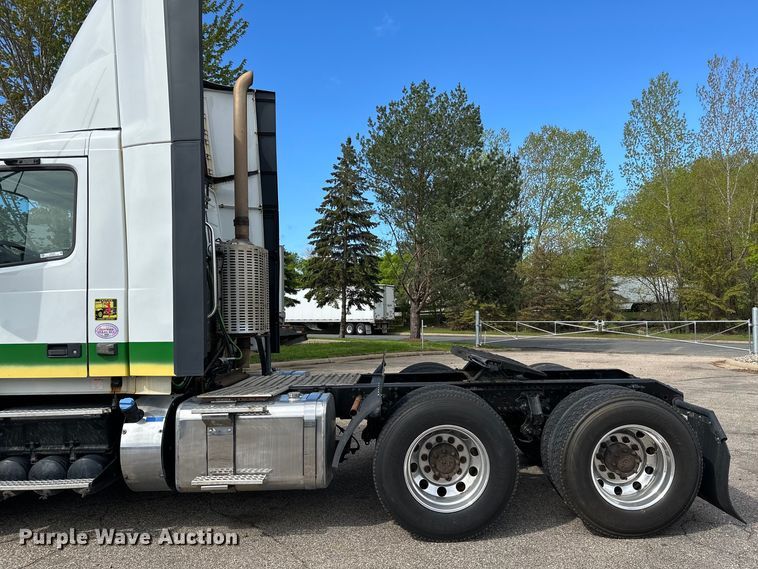 image for item LR9322 2016 Volvo  VNL semi truck