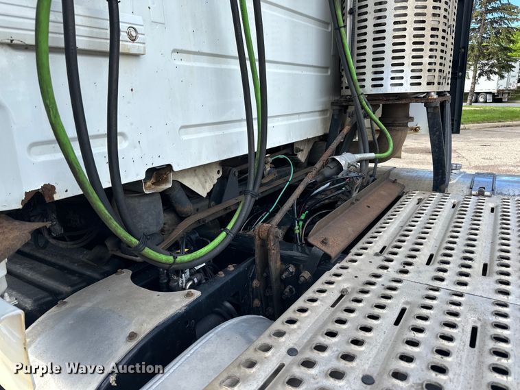 image for item LR9322 2016 Volvo  VNL semi truck