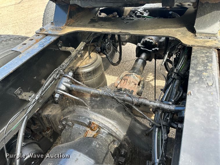 image for item LR9322 2016 Volvo  VNL semi truck