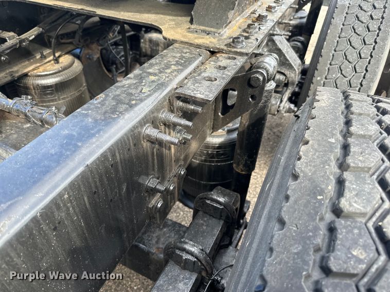 image for item LR9322 2016 Volvo  VNL semi truck