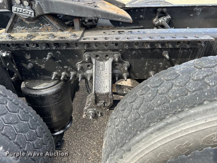 image for item LR9322 2016 Volvo  VNL semi truck