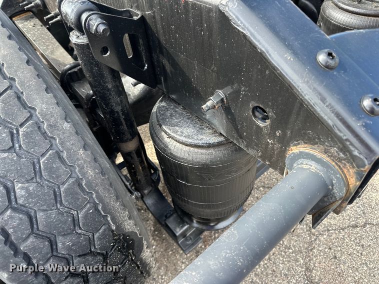 image for item LR9322 2016 Volvo  VNL semi truck