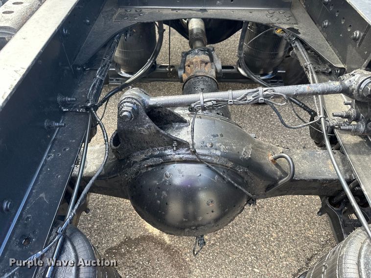 image for item LR9322 2016 Volvo  VNL semi truck