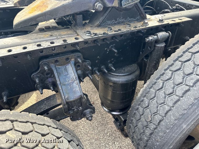 image for item LR9322 2016 Volvo  VNL semi truck