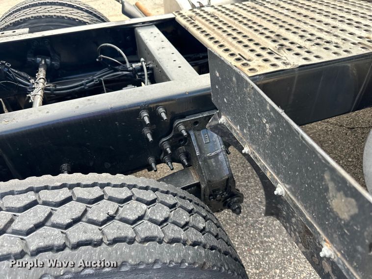 image for item LR9322 2016 Volvo  VNL semi truck