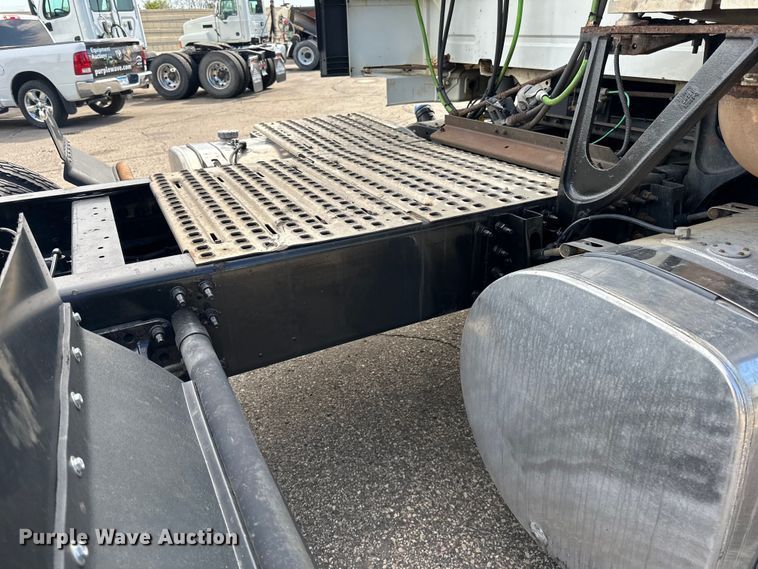 image for item LR9322 2016 Volvo  VNL semi truck