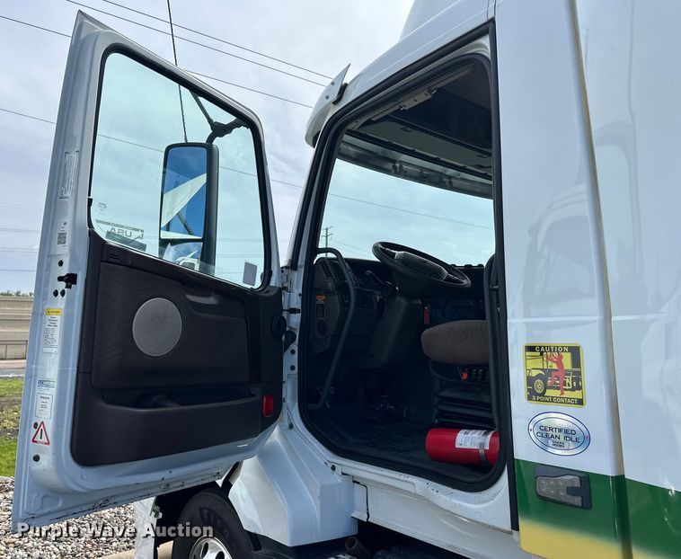 image for item LR9322 2016 Volvo  VNL semi truck