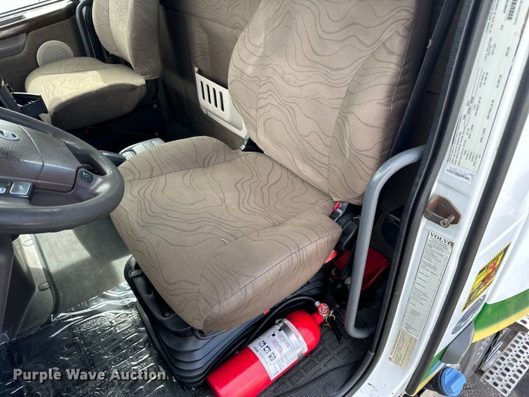 image for item LR9322 2016 Volvo  VNL semi truck