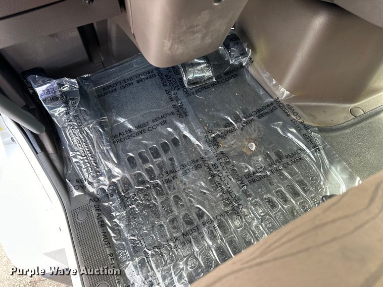 image for item LR9322 2016 Volvo  VNL semi truck