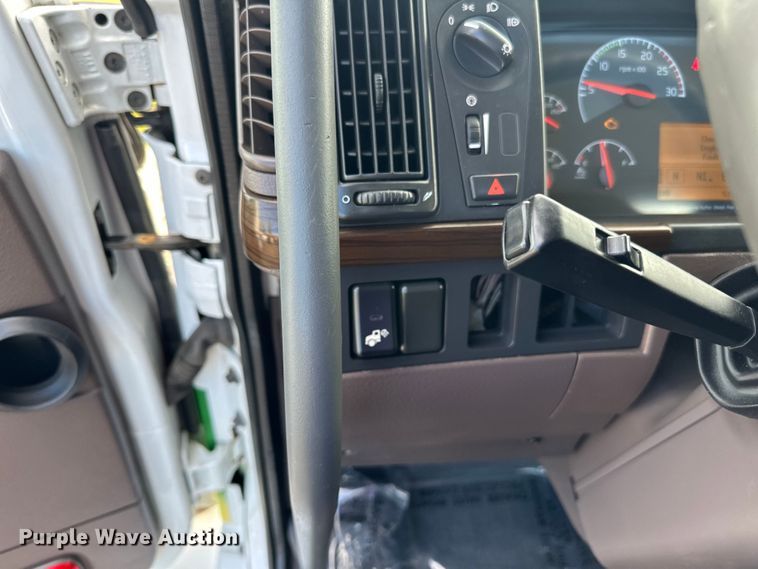 image for item LR9322 2016 Volvo  VNL semi truck