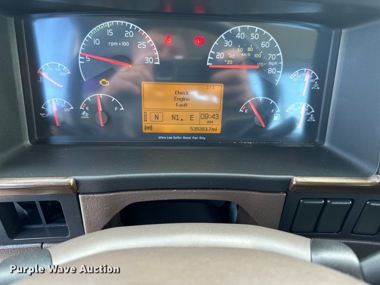 image for item LR9322 2016 Volvo  VNL semi truck