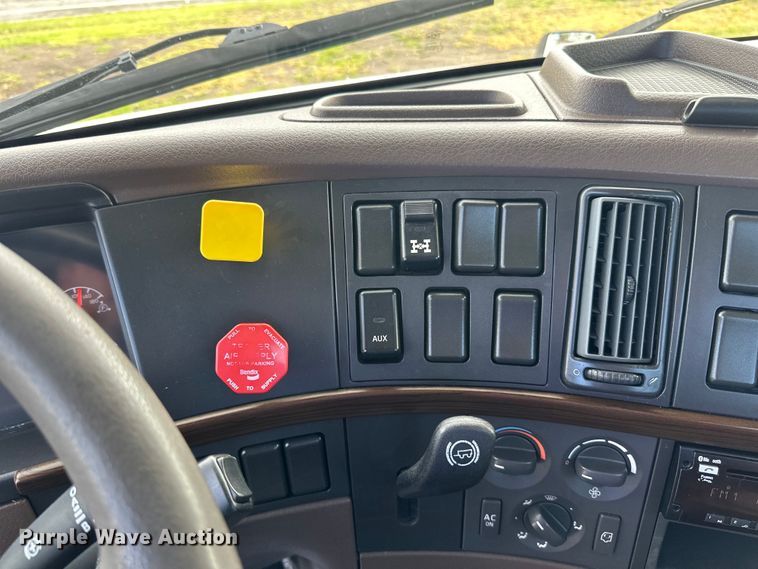 image for item LR9322 2016 Volvo  VNL semi truck