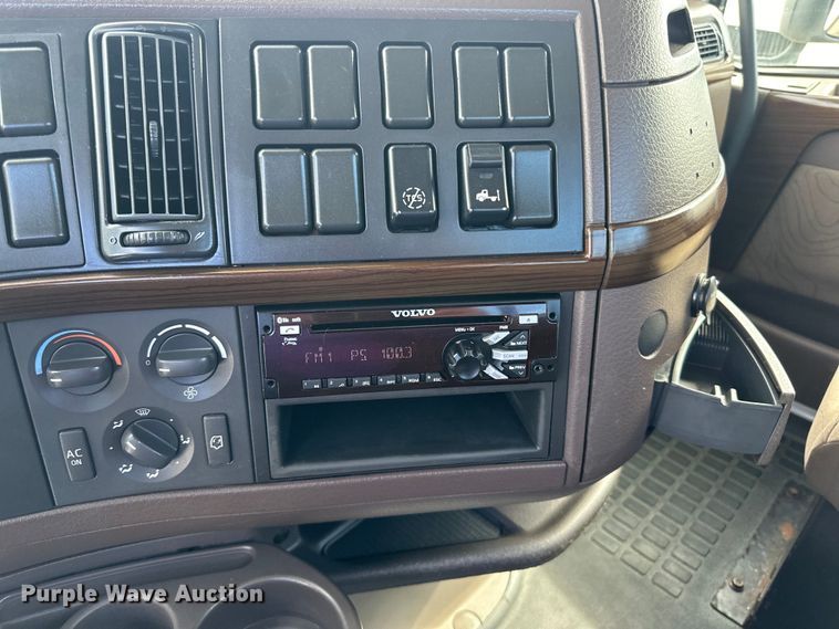 image for item LR9322 2016 Volvo  VNL semi truck