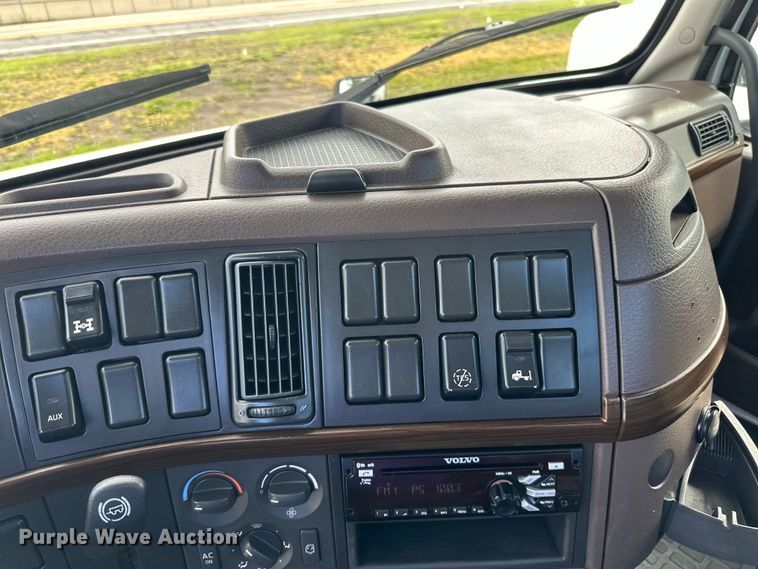 image for item LR9322 2016 Volvo  VNL semi truck