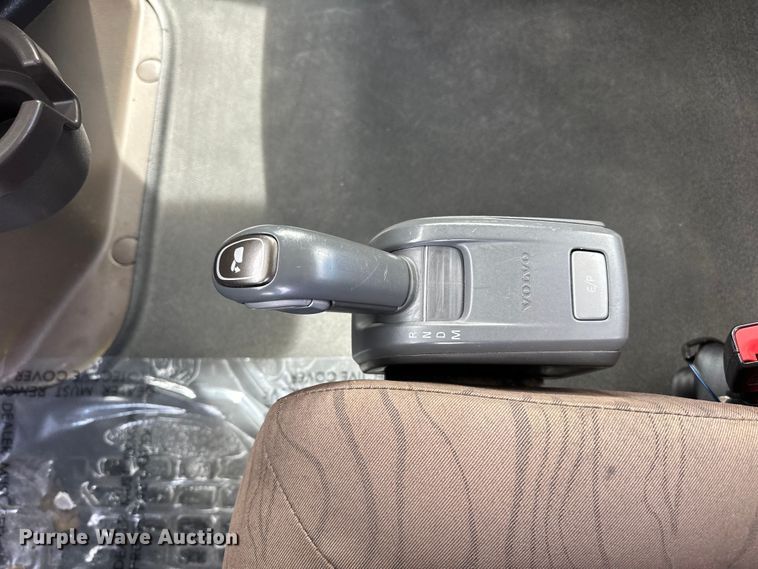 image for item LR9322 2016 Volvo  VNL semi truck