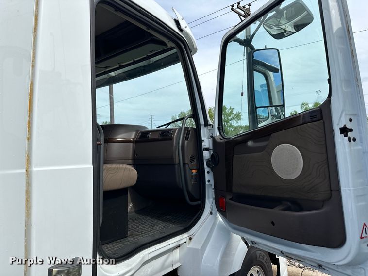 image for item LR9322 2016 Volvo  VNL semi truck