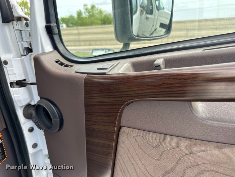 image for item LR9322 2016 Volvo  VNL semi truck