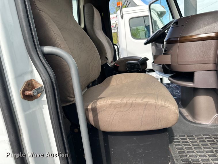 image for item LR9322 2016 Volvo  VNL semi truck