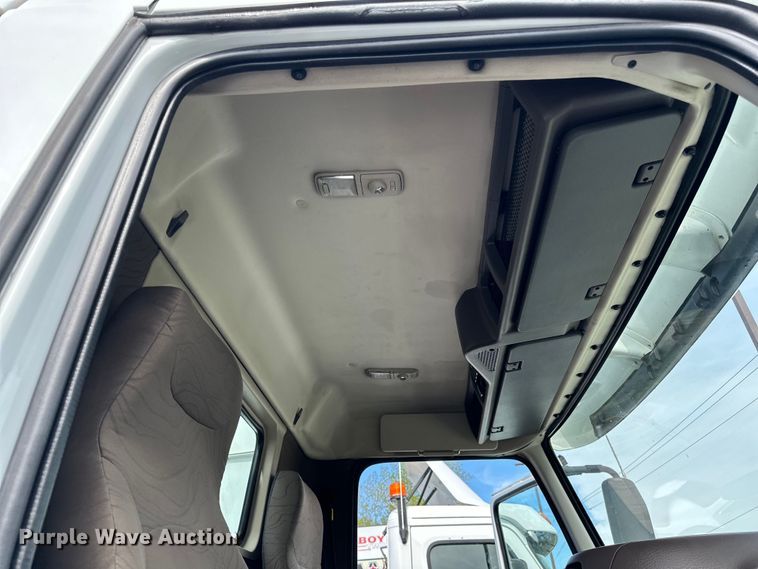 image for item LR9322 2016 Volvo  VNL semi truck