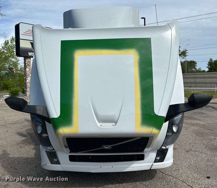 image for item LR9322 2016 Volvo  VNL semi truck