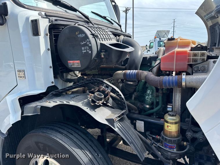 image for item LR9322 2016 Volvo  VNL semi truck