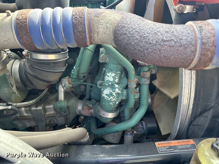 image for item LR9322 2016 Volvo  VNL semi truck