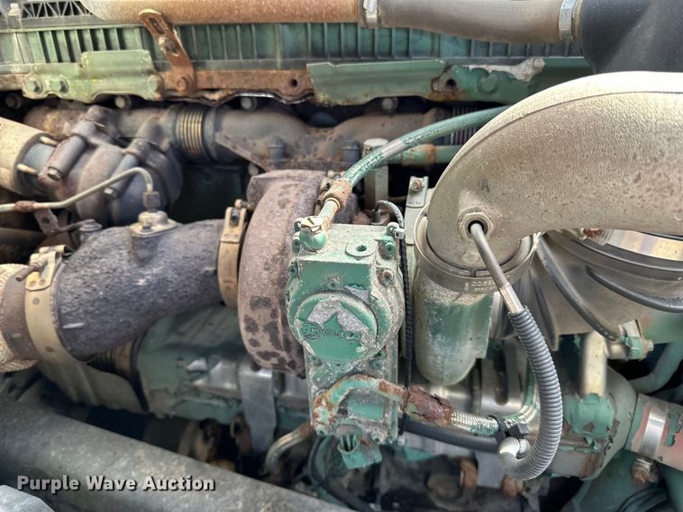 image for item LR9322 2016 Volvo  VNL semi truck