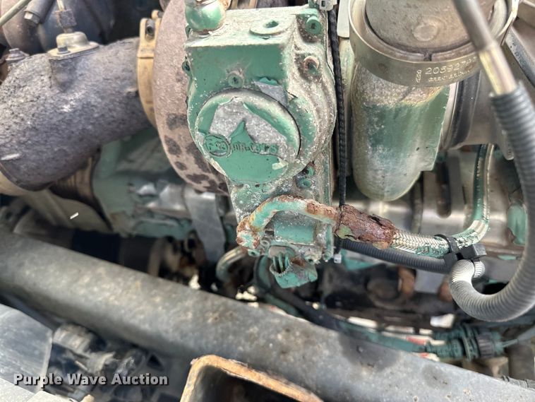 image for item LR9322 2016 Volvo  VNL semi truck