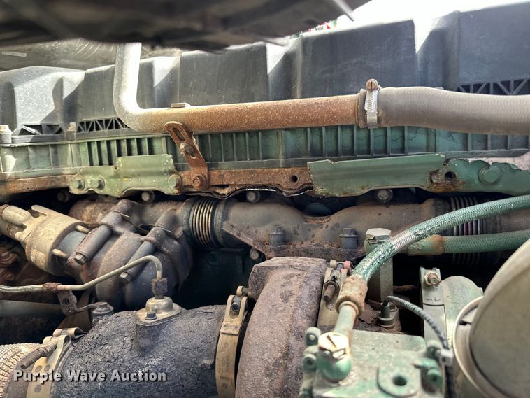 image for item LR9322 2016 Volvo  VNL semi truck