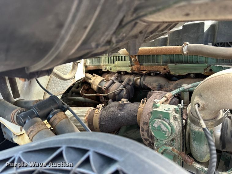 image for item LR9322 2016 Volvo  VNL semi truck