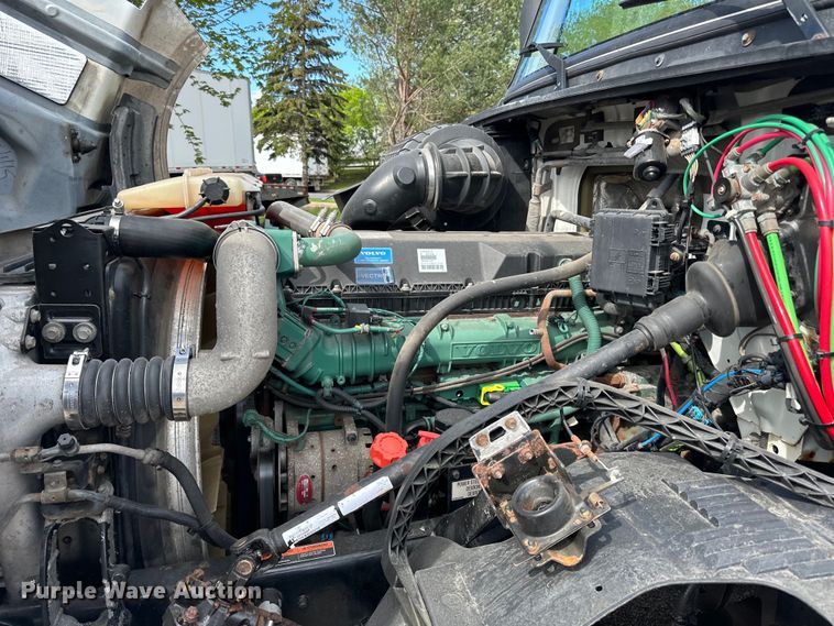 image for item LR9322 2016 Volvo  VNL semi truck