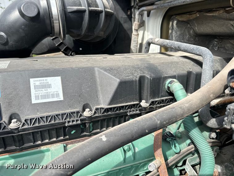 image for item LR9322 2016 Volvo  VNL semi truck