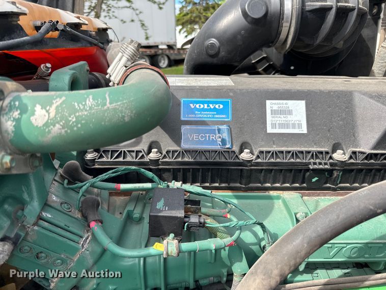 image for item LR9322 2016 Volvo  VNL semi truck