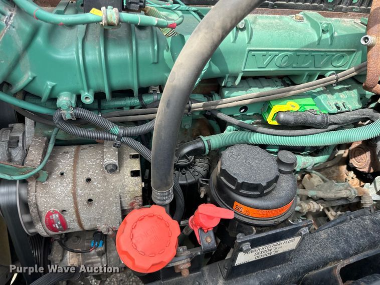 image for item LR9322 2016 Volvo  VNL semi truck