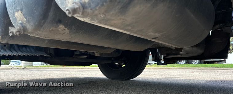 image for item LR9322 2016 Volvo  VNL semi truck