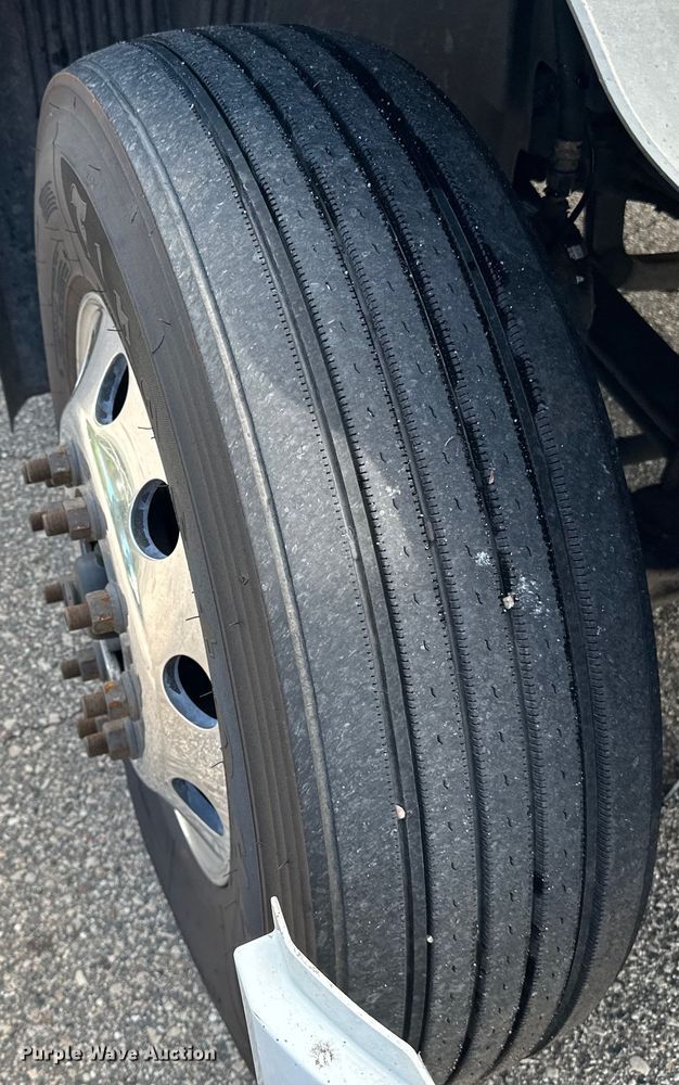 image for item LR9322 2016 Volvo  VNL semi truck