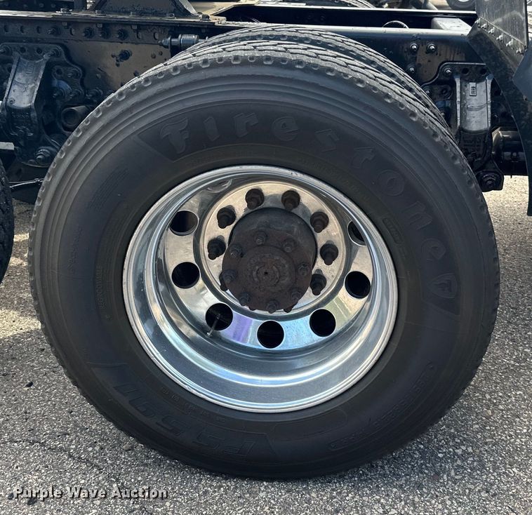 image for item LR9322 2016 Volvo  VNL semi truck