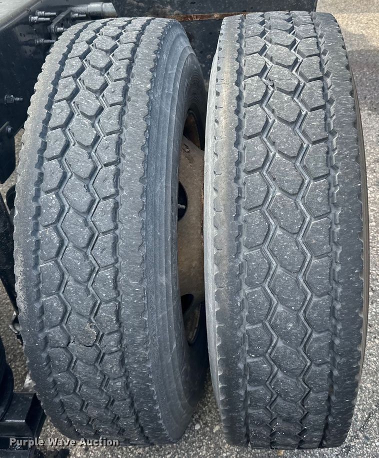 image for item LR9322 2016 Volvo  VNL semi truck