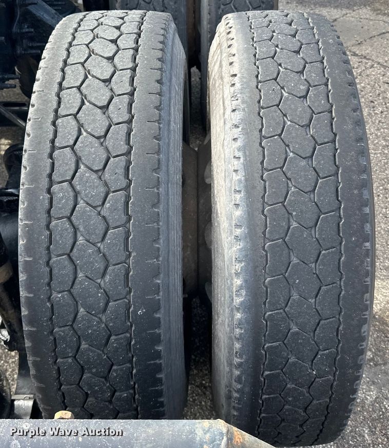 image for item LR9322 2016 Volvo  VNL semi truck