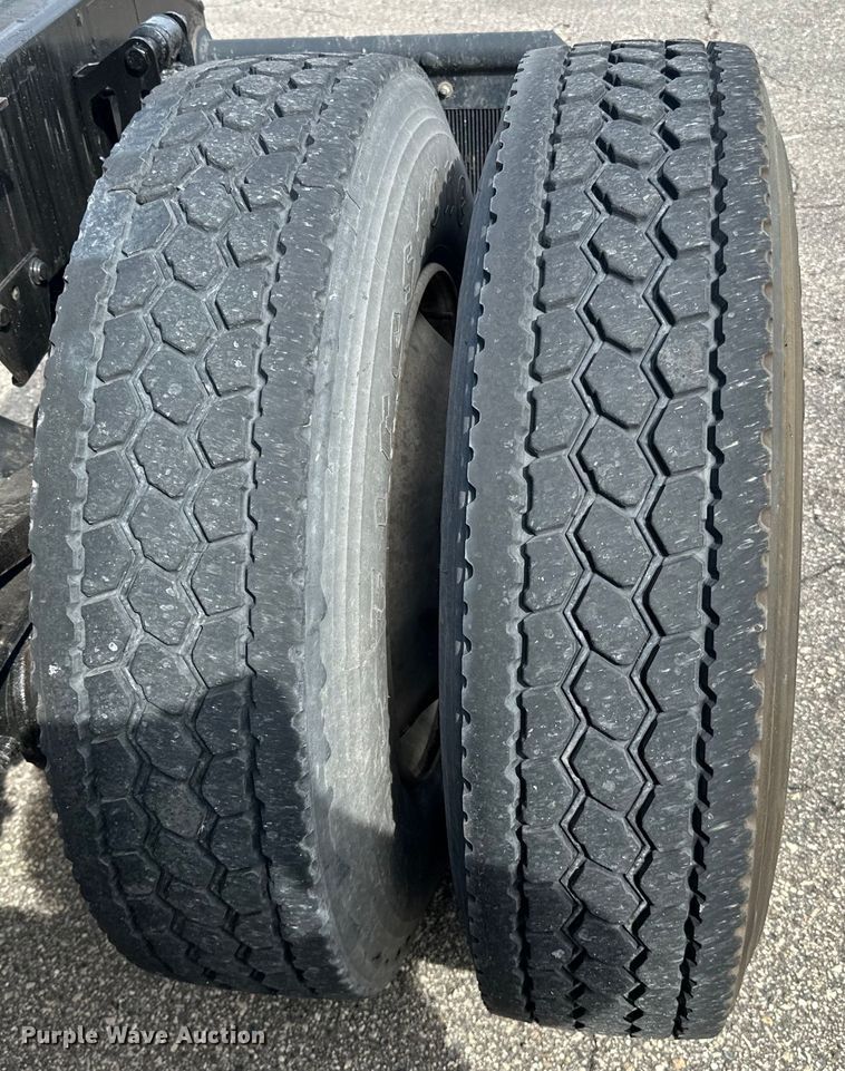 image for item LR9322 2016 Volvo  VNL semi truck