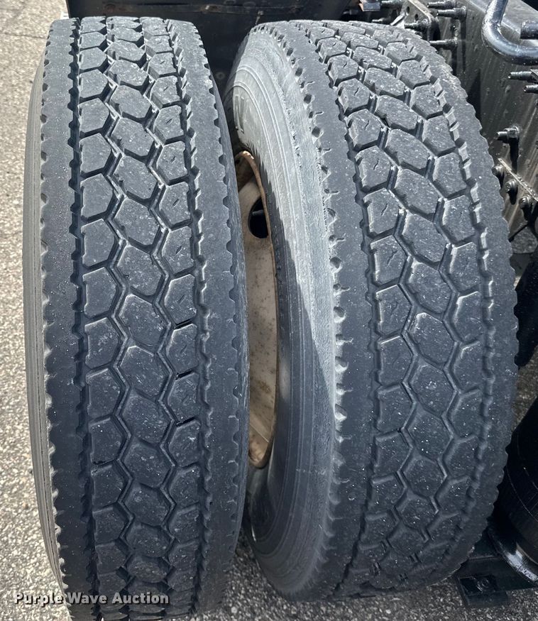 image for item LR9322 2016 Volvo  VNL semi truck