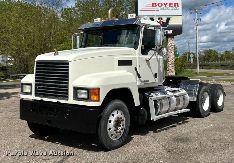 image for item LR9323 2017 Mack  CHU613 semi truck