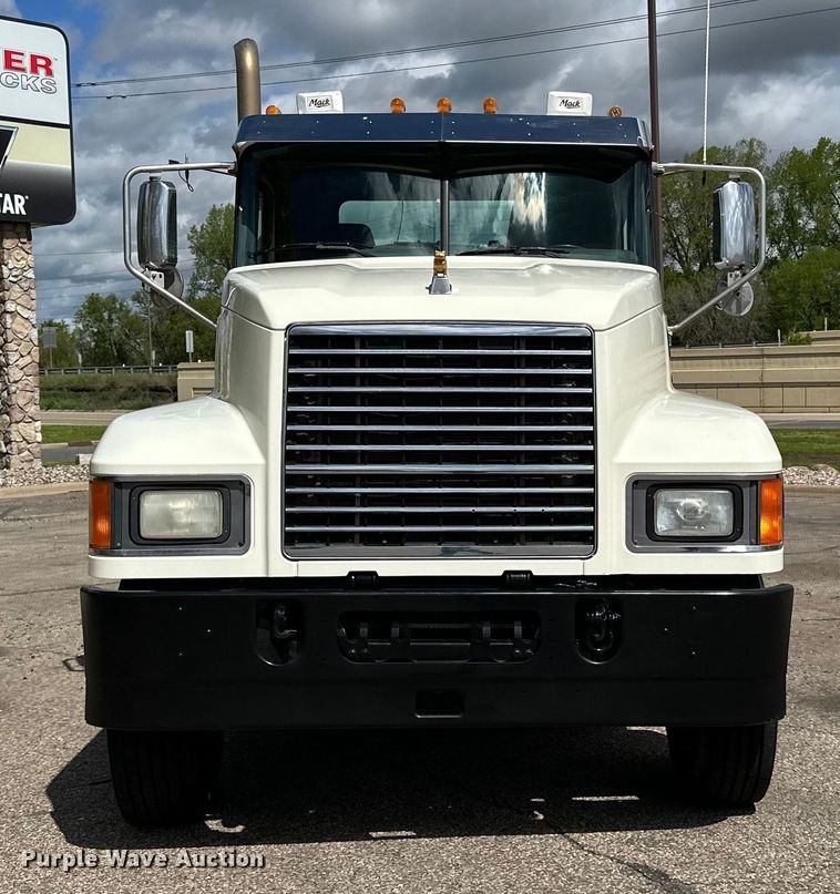 image for item LR9323 2017 Mack  CHU613 semi truck