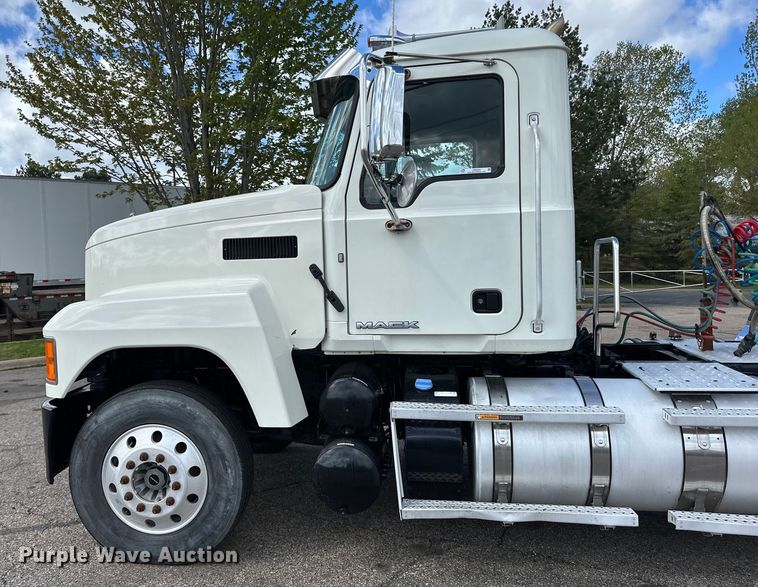 image for item LR9323 2017 Mack  CHU613 semi truck