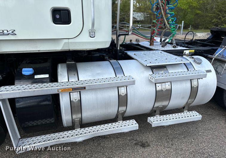 image for item LR9323 2017 Mack  CHU613 semi truck