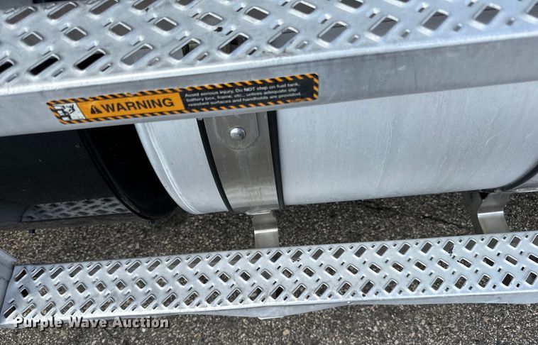 image for item LR9323 2017 Mack  CHU613 semi truck