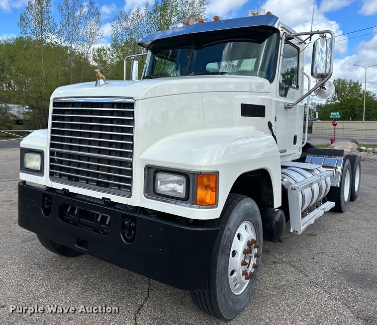 image for item LR9323 2017 Mack  CHU613 semi truck