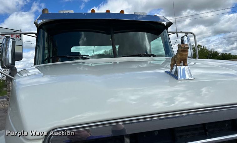 image for item LR9323 2017 Mack  CHU613 semi truck