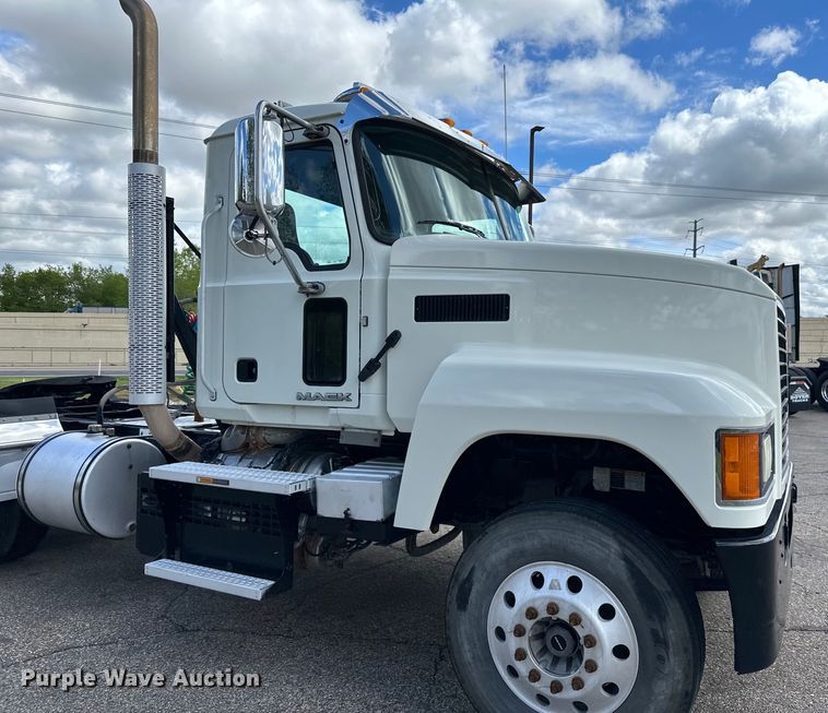 image for item LR9323 2017 Mack  CHU613 semi truck