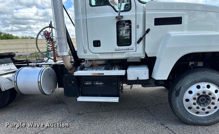 image for item LR9323 2017 Mack  CHU613 semi truck